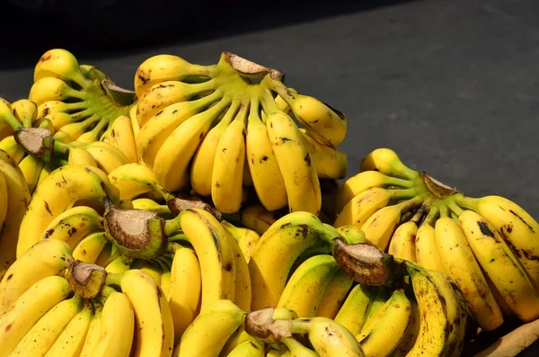 Manojo de plátanos en la cesta —  Fotos de Stock