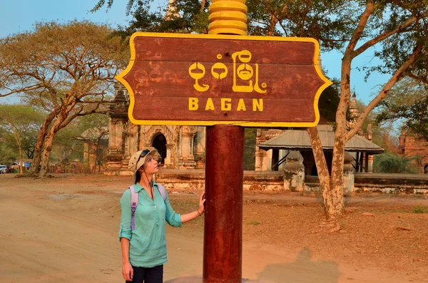 ,turquoise women in Bagan — Stock Photo, Image