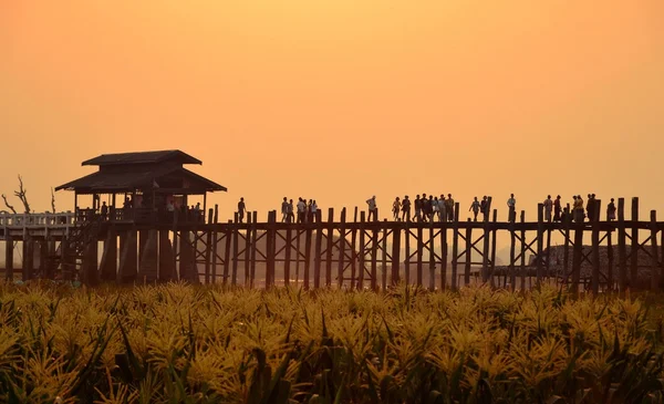 Amarapura, Myanmar - 14 March 2015: People walking on the wooden bridge of U Bein on river Ayeyarwad, Myanmar — Stock Photo, Image