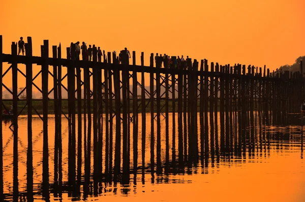 Amarapura, Myanmar - 14 March 2015: People walking on the wooden bridge of U Bein on river Ayeyarwad, Myanmar — Stock Photo, Image