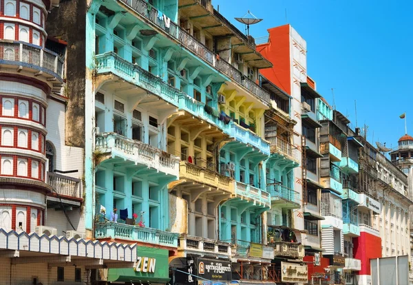Yangon, Myanmar - 9 mars 2015 : Vue de l'architecture d'une rue avec bâtiment colonial dans la ville de Yangon — Photo