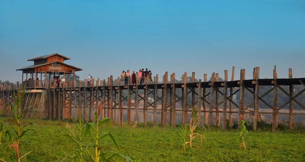 Amarapura, 미얀마-14 3 월 2015:에 나무 다리의 U 무관 강 Ayeyarwad, 미얀마에 걷는 사람들 — 스톡 사진