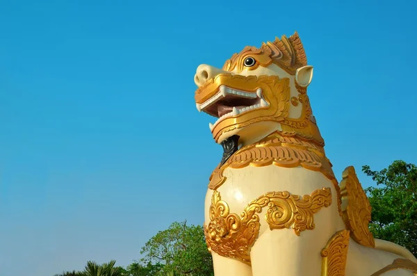 Leão no portão oeste do Pagode Shwedagon — Fotografia de Stock