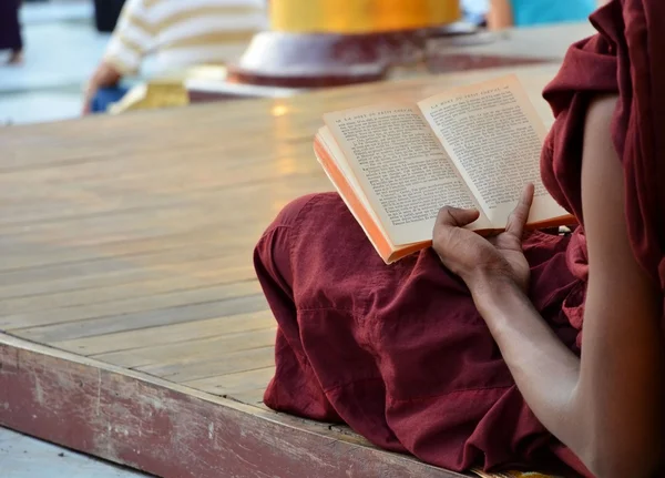 Yangon, Myanmar - 30 November: Shwedagon Pagoda mars 9 2015 i Yangon. Munkarna läser bok. — Stockfoto