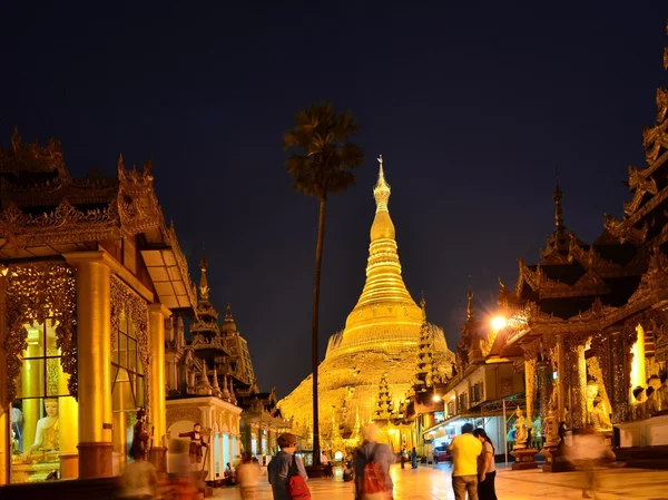 Yangon, Shwedagon - 9 březen 2015: Modlitby na chrám oblast Myanmaru Shewedagon — Stock fotografie