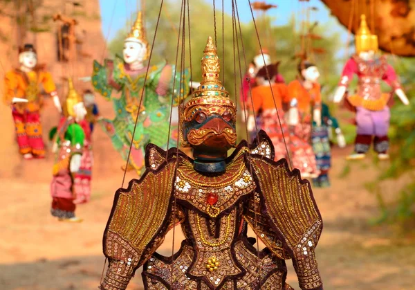 बागानमधील मंदिरात म्यानमार स्ट्रिंग बाहुली विक्रीसाठी — स्टॉक फोटो, इमेज