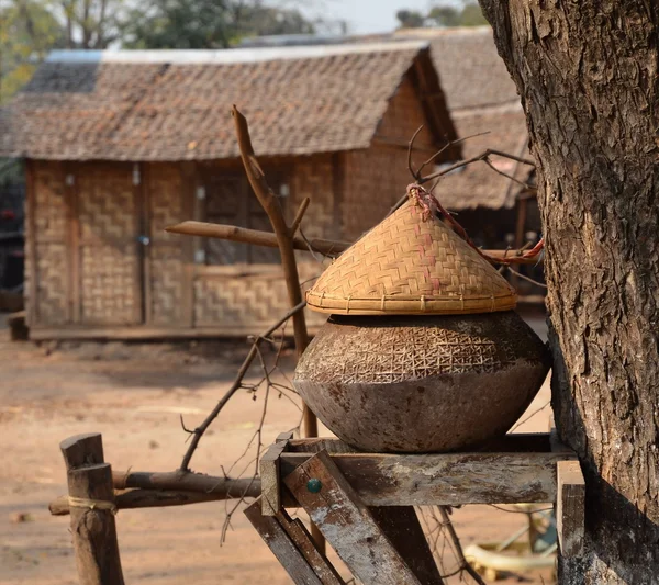 Pots avec de l'eau pour le voyageur dans le village près de Mandalay Myanmar — Photo