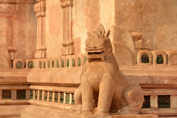 Bagan, Mianmar - 12 de março de 2015: Leão guardião da entrada na fachada do Templo de Ananda — Fotografia de Stock