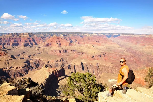 Człowiek w okularach w Grand Canyon — Zdjęcie stockowe