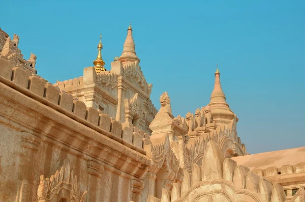 Bagan, Barma - 11 března 2015: strážce lvů na střeše chrámu Ananda — Stock fotografie