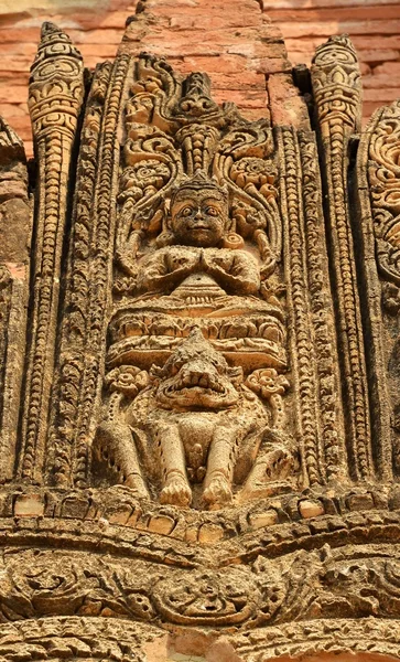 Antika figur oo toppen av gate i Bagan tempel, Myanmar — Stockfoto