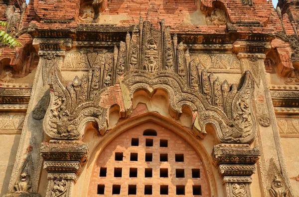 Portão antigo no templo de Bagan, Mianmar — Fotografia de Stock