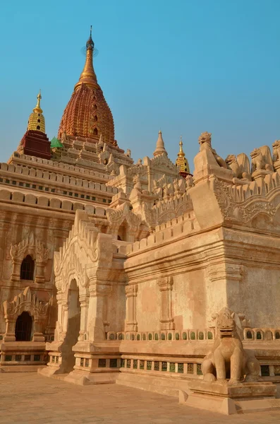 Bagan, Mianmar - március 11-én 2015-ig: Bejárat guardian oroszlán Ananda templom homlokzatán — Stock Fotó