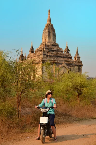 Femmes à la pagode Shwesandaw en Birmanie Myanmar — Photo