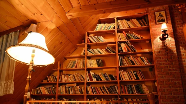 Gdansk, Polonia - 14 de julio de 2015: Sala de libros con lámpara en casa antigua —  Fotos de Stock