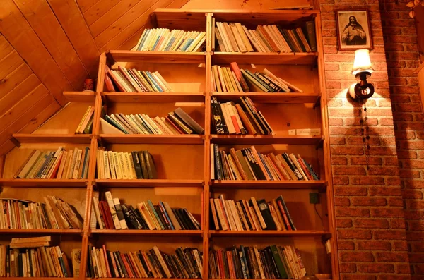 Gdansk, Polônia - 14 de julho de 2015: Sala de livros com lâmpada em casa velha — Fotografia de Stock