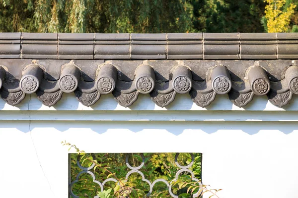 Roof tiles on white wall in in Chinese style — Stock Photo, Image