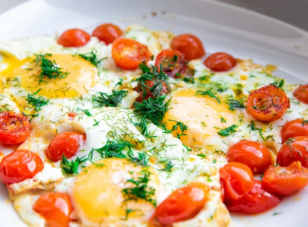 Fried eggs with cherry tomatoes — Stock Photo, Image