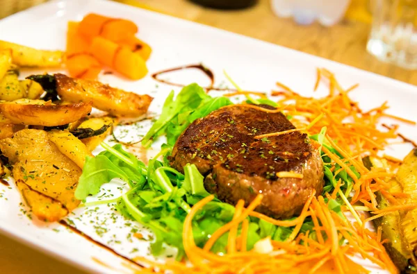 Bife de vaca com legumes — Fotografia de Stock