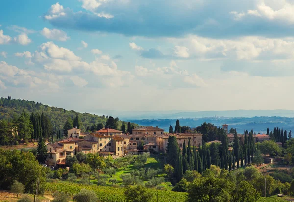 Tuscany plaats (town) in de heuvels — Stockfoto