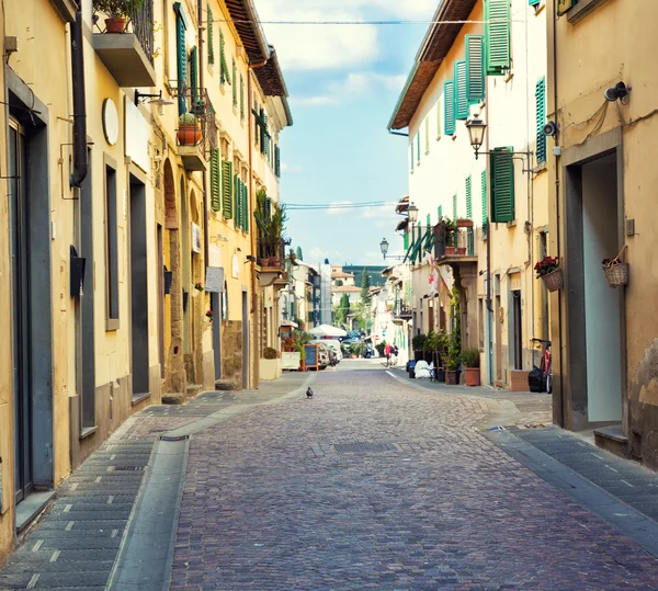 Straße in kleiner toskanischer Stadt Stockbild