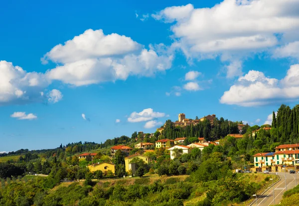 Tuscany plaats (town) in de heuvels — Stockfoto