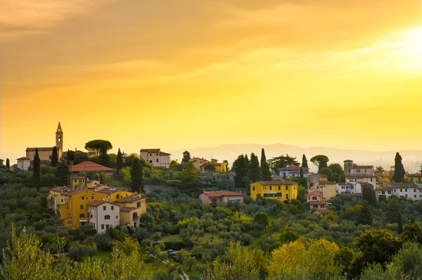 Tuscany plaats (town) in de heuvels — Stockfoto