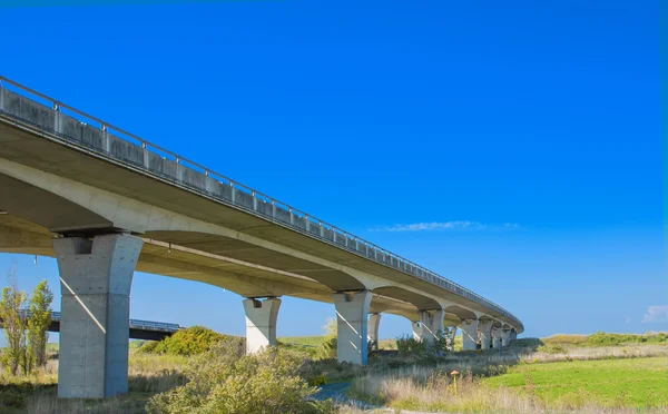 Beton otoyol işleniyor