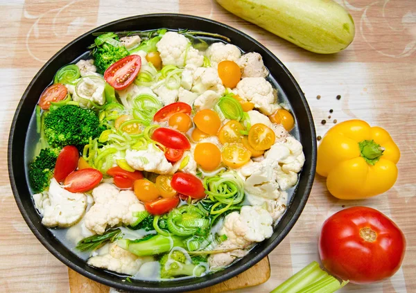 Pan renkli taze haşlanmış sebze