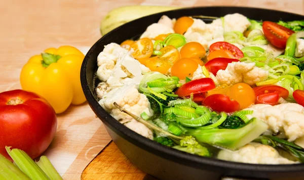 Verduras guisadas frescas coloridas en la sartén Fotos de stock libres de derechos