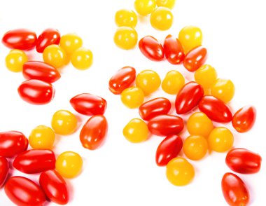 Beyaz arka planda izole edilmiş domatesler.