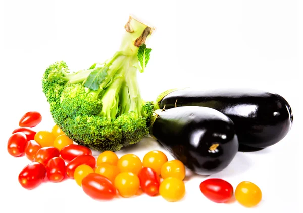 Verduras frescas aisladas en blanco — Foto de Stock