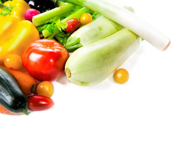 Verduras frescas aisladas sobre fondo blanco. Con lugar para una — Foto de Stock