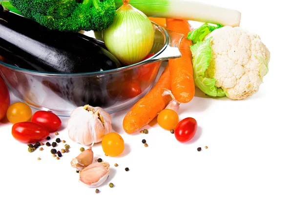 Verduras frescas aisladas sobre fondo blanco. Con lugar para una — Foto de Stock