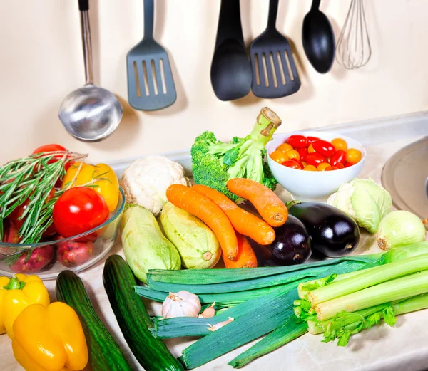 Verduras frescas en la cocina — Foto de Stock