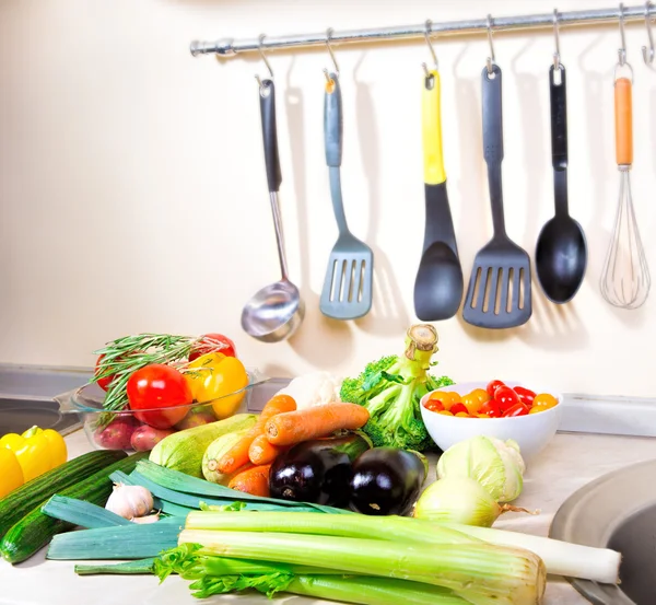 Verduras frescas en la cocina — Foto de Stock