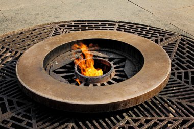 Saratov 'da tiyatrolar Meydanı 'nda Ekim Devrimi 'nin ebedi ateşi Anıtı.