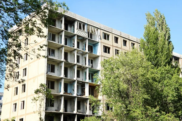 Ehemaliges mehrstöckiges Wohnhaus aufgegeben. Russland, die Stadt Saratow. — Stockfoto