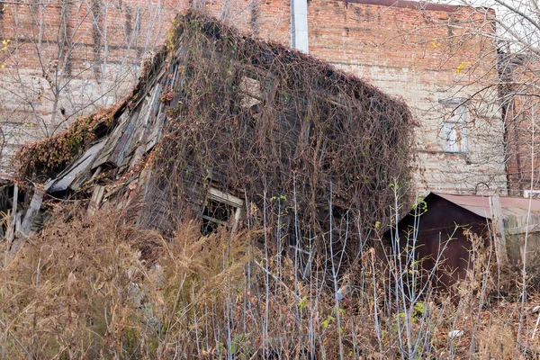 サラトフの中心部にある木造住宅の廃墟 — ストック写真