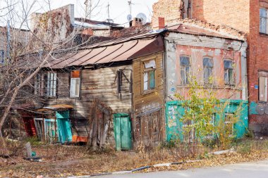 Rusya, Saratov-15 Kasım 2020: Saratov şehrinin merkezinde harap olmuş bir konut binası.
