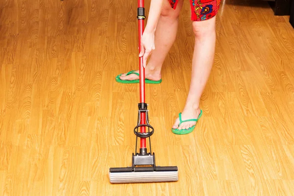 Una Mujer Está Limpiando Suelo Sala Estar Con Una Fregona —  Fotos de Stock