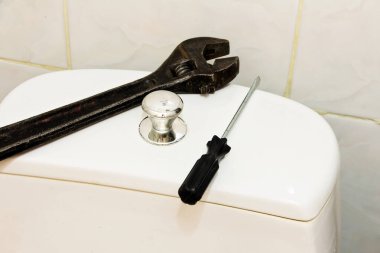 Tuvaletteki suyu temizlemek için sarnıç ve sarnıç tamir etmek için bir takım aletler.