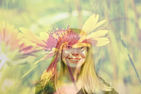 Feliz Mujer Sonriente Verano Superposición Fotográfica Una Mujer Una Flor — Foto de Stock