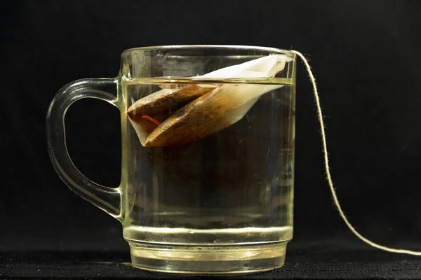 Proces Vaření Čajových Sáčků Sklenici Horké Vody — Stock fotografie