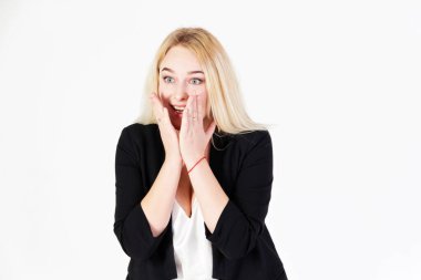 Beyaz arka planda izole edilmiş sarışın kızın stüdyo fotoğrafı. Çeşitli projeler için şaşırmış ve neşeli bir kızın referansı.