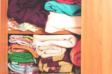 Üs dolabının aralık kapısı ve rafa temiz çarşaf serdim..