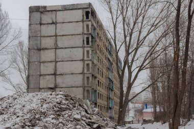 Rusya, Saratov, 18 Mart 2021, Solnechny yerleşim bölgesi, Leninsky bölgesi: yarısı yıkılmış eski bir konut ve bir yığın inşaat atığı.