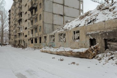 Rusya, Saratov, 18 Mart 2021, Solnechny yerleşim bölgesi, Leninsky bölgesi: yarısı yıkılmış eski bir konut ve bir yığın inşaat atığı.