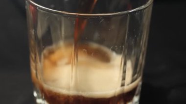 Son derece karbonatlı kola tonik dökme işlemi yakın plan..