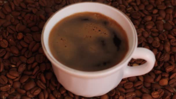 Una Tazza Caffè Appena Preparato Versato Stand Chicchi Caffè — Video Stock